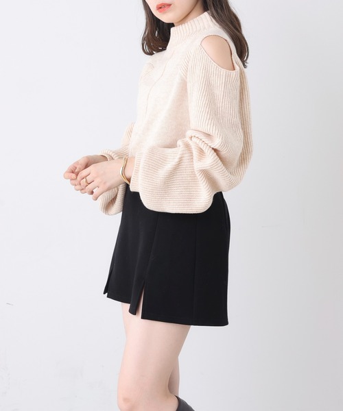 Chico(チコ)の「【REVIVAL】 肩スリットハイネックルーズニット(ニット/セーター・レディース・ブラック/グレー/ブルー/アイボリー/グレー系その他/グリーン/ブラック系その他2/グレー系その他2・FREE)」の10枚目の写真