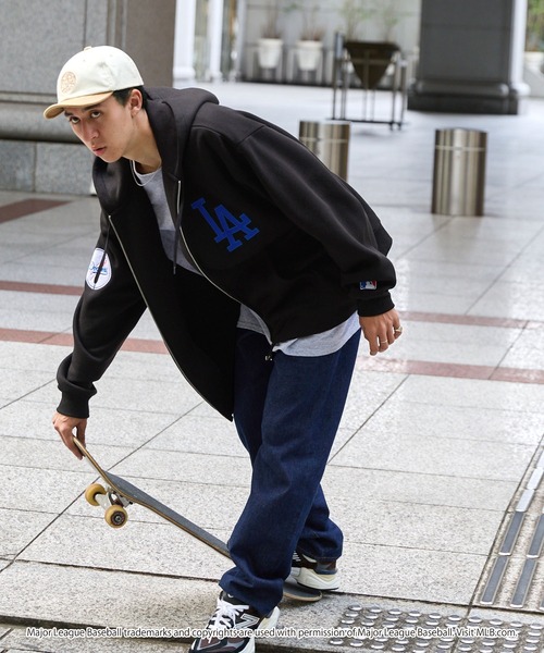 MLB（メジャーリーグベースボール）の「MLB/メジャーリーグベースボール 別注 ワッペン刺繍 ビッグシルエット裏起毛ジップアップパーカー（パーカー・メンズ・ライトグレー/ブラック/ダークグリーン・M/L）」の12枚目の写真