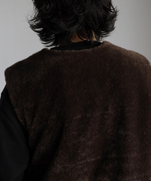 CREARE -LINO-（クレアーレリノ）の「ショートファーベスト<ユニセックス>（ベスト・メンズ・ブラック/ブラウン・M/L）」の12枚目の写真