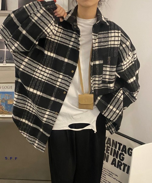 Vipoa(ヴィポア)の「ユニセックスオーバーサイズチェックネルシャツ(シャツ/ブラウス・レディース・ブルー/ブラウン/ブラック・FREE)」の3枚目の写真