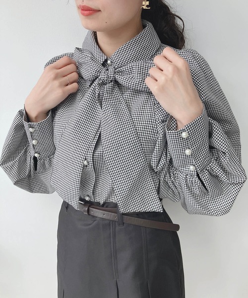 AS KNOW AS plus(アズノゥアズプラス)の「○パールボタン ボウタイブラウス(シャツ/ブラウス・レディース・ブルー/ブラック系その他/オフホワイト/ホワイト系その他/ベージュ系その他・FREE)」の3枚目の写真