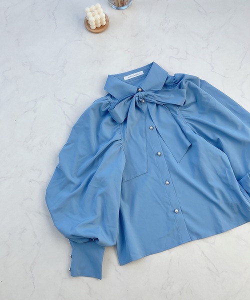 AS KNOW AS plus(アズノゥアズプラス)の「○パールボタン ボウタイブラウス(シャツ/ブラウス・レディース・ブルー/ブラック系その他/オフホワイト/ホワイト系その他/ベージュ系その他・FREE)」の5枚目の写真