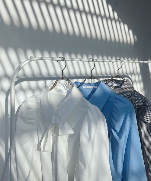 AS KNOW AS plus(アズノゥアズプラス)の「○パールボタン ボウタイブラウス(シャツ/ブラウス・レディース・ブルー/ブラック系その他/オフホワイト/ホワイト系その他/ベージュ系その他・FREE)」の16枚目の写真