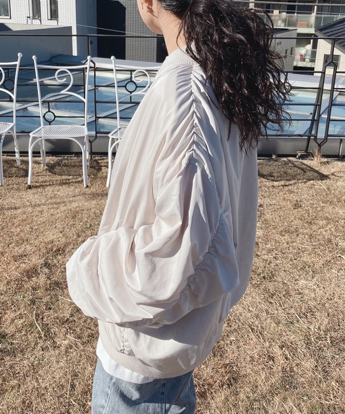 AS KNOW AS plus(アズノゥアズプラス)の「○ギャザーボリューム袖MA-1(MA-1・レディース・ライトカーキ/アイボリー/ブラック・FREE)」の7枚目の写真