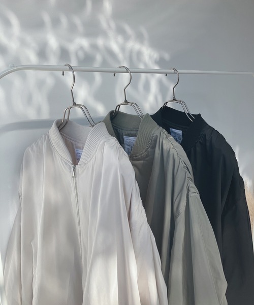 AS KNOW AS plus(アズノゥアズプラス)の「○ギャザーボリューム袖MA-1(MA-1・レディース・ライトカーキ/アイボリー/ブラック・FREE)」の4枚目の写真