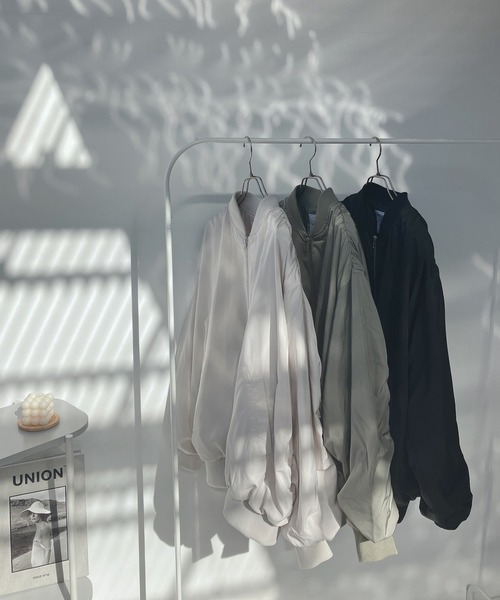 AS KNOW AS plus(アズノゥアズプラス)の「○ギャザーボリューム袖MA-1(MA-1・レディース・ライトカーキ/アイボリー/ブラック・FREE)」の11枚目の写真