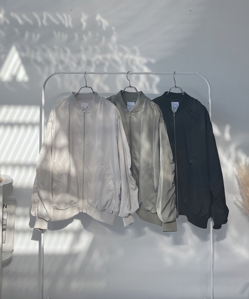 AS KNOW AS plus(アズノゥアズプラス)の「○ギャザーボリューム袖MA-1(MA-1・レディース・ライトカーキ/アイボリー/ブラック・FREE)」の17枚目の写真