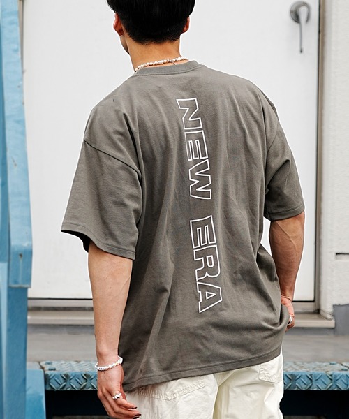 NEW ERA(ニューエラ)の「【 ムラサキスポーツ別注】NEW ERA/ニューエラ Rear Vertical Logo オーバーサイズ バックロゴプリントTシャツ 13717526/13717527/13717528(Tシャツ/カットソー・メンズ・ホワイト/ブラック/カーキ・M/XXL/L/XL)」の3枚目の写真