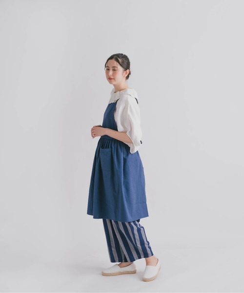 salle de bal(サルデバル)の「ふんわりギャザー たすき掛け エプロン 22658899 IZI(エプロン・レディース・ベージュ/ネイビー・FREE)」の6枚目の写真