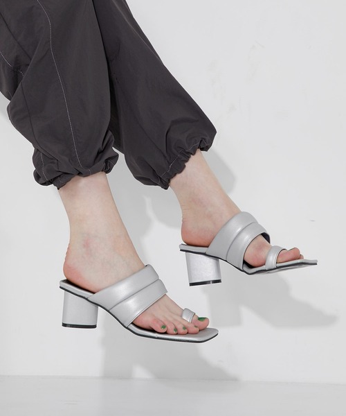 CITY TOKYO（シティトウキョウ）の「トライアングルヒールパフィーサンダル（サンダル・レディース・オフホワイト/シルバー/ブラック・1/2）」の3枚目の写真