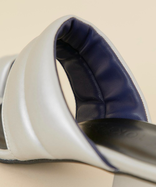 CITY TOKYO（シティトウキョウ）の「トライアングルヒールパフィーサンダル（サンダル・レディース・オフホワイト/シルバー/ブラック・1/2）」の9枚目の写真