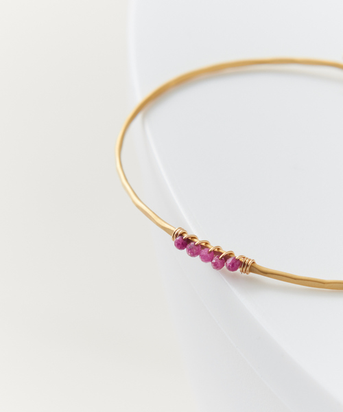 collex（コレックス）の「【Ljud/ユード】5grain天然石バングル ゴールド（バングル/リストバンド・レディース・ホワイト/ブルー/レッド/エメラルド・フリー）」の4枚目の写真