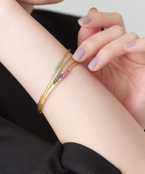 collex（コレックス）の「【Ljud/ユード】5grain天然石バングル ゴールド（バングル/リストバンド・レディース・ホワイト/ブルー/レッド/エメラルド・フリー）」の6枚目の写真
