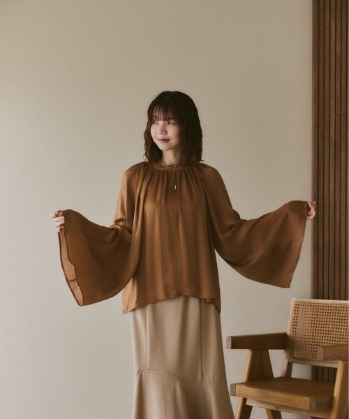 moi tytto（モイテュット）の「フレアスリーブギャザーブラウス（シャツ/ブラウス・レディース・ナチュラル/ブラック/キャメル・FREE）」の5枚目の写真