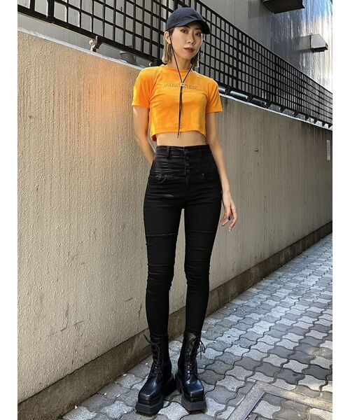 EMODA（エモダ）の「エンブロイダリーベロアトップス（Tシャツ/カットソー・レディース・ブラック/ホワイト/オレンジ/グリーン・FREE）」の17枚目の写真