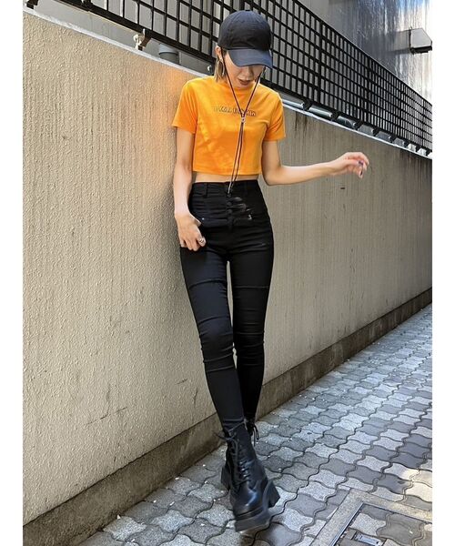 EMODA（エモダ）の「エンブロイダリーベロアトップス（Tシャツ/カットソー・レディース・ブラック/ホワイト/オレンジ/グリーン・FREE）」の18枚目の写真