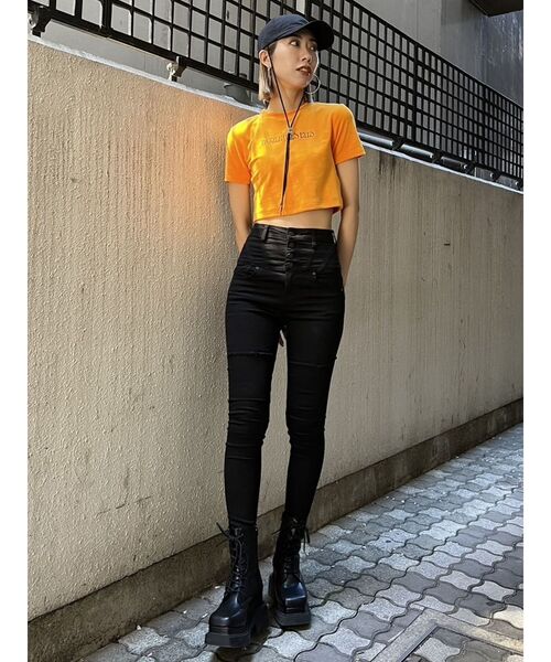 EMODA（エモダ）の「エンブロイダリーベロアトップス（Tシャツ/カットソー・レディース・ブラック/ホワイト/オレンジ/グリーン・FREE）」の19枚目の写真