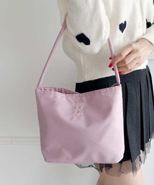 Loueme（ルエム）の「ロゴ刺繍ワンハンドルバッグ（ハンドバッグ・レディース・ピンク/アイボリー/ブラック/ライトブルー・FREE）」の4枚目の写真