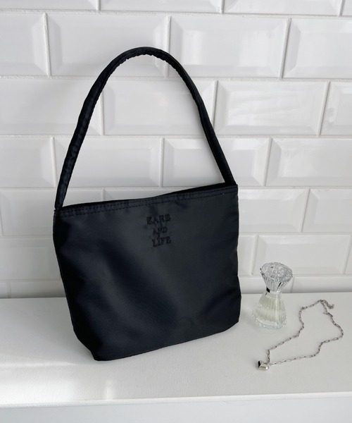 Loueme（ルエム）の「ロゴ刺繍ワンハンドルバッグ（ハンドバッグ・レディース・ピンク/アイボリー/ブラック/ライトブルー・FREE）」の2枚目の写真