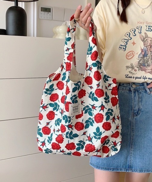 wears（ウェアーズ）の「【A4収納可】総柄ラウンドトートバッグ（トートバッグ・レディース・その他1/その他7/その他5/その他4/その他3/その他8/その他2/その他9/その他6・FREE）」の6枚目の写真