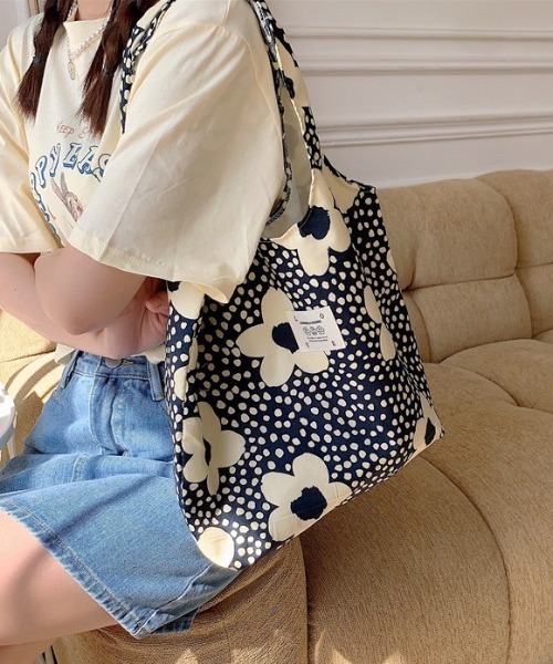 wears（ウェアーズ）の「【A4収納可】総柄ラウンドトートバッグ（トートバッグ・レディース・その他1/その他7/その他5/その他4/その他3/その他8/その他2/その他9/その他6・FREE）」の7枚目の写真
