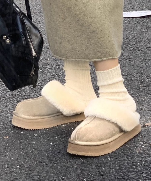 Vipoa(ヴィポア)の「厚底ボリュームフェイクムートンスリッポン(スリッポン・レディース・ブラック/キャメル/ベージュ/ライトベージュ・SMALL/MEDIUM/LARGE)」の2枚目の写真