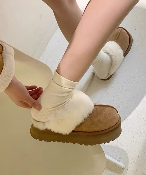 Vipoa(ヴィポア)の「厚底ボリュームフェイクムートンスリッポン(スリッポン・レディース・ブラック/キャメル/ベージュ/ライトベージュ・SMALL/MEDIUM/LARGE)」の4枚目の写真