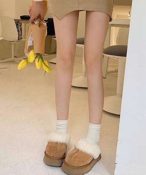 Vipoa(ヴィポア)の「厚底ボリュームフェイクムートンスリッポン(スリッポン・レディース・ブラック/キャメル/ベージュ/ライトベージュ・SMALL/MEDIUM/LARGE)」の8枚目の写真