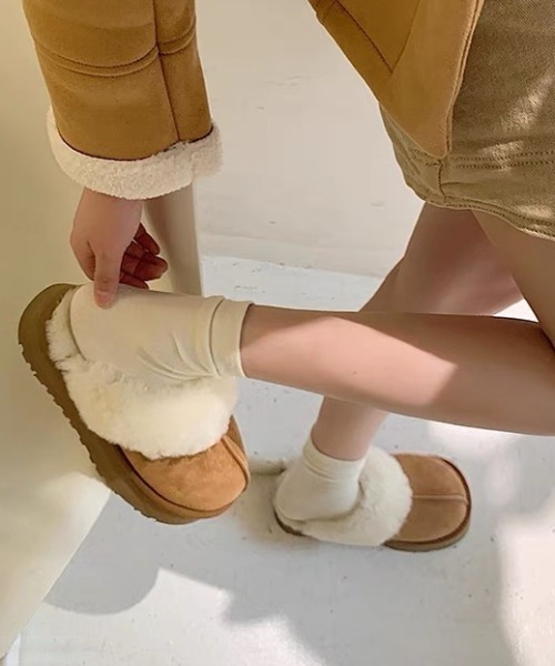 Vipoa(ヴィポア)の「厚底ボリュームフェイクムートンスリッポン(スリッポン・レディース・ブラック/キャメル/ベージュ/ライトベージュ・SMALL/MEDIUM/LARGE)」の6枚目の写真