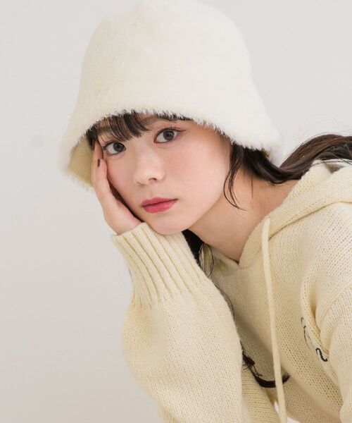 casita(RETRO GIRL)(カシータ)の「パール付きシャギーハット(ハット・レディース・ブラック/ライトグレー/オフホワイト・ONE SIZE)」の2枚目の写真