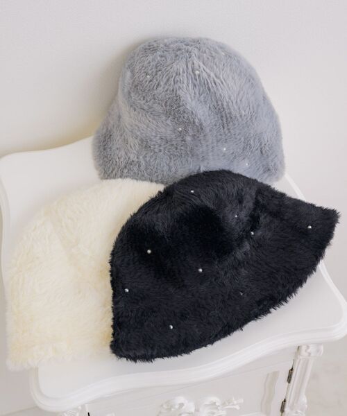 casita(RETRO GIRL)(カシータ)の「パール付きシャギーハット(ハット・レディース・ブラック/ライトグレー/オフホワイト・ONE SIZE)」の4枚目の写真