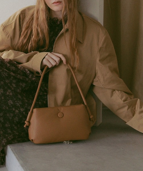 EFOLE(エフォル)の「Padded oneshoulder bag / パデット ワンショルダー バッグ(ショルダーバッグ・レディース・クリーム/ブラック/ベージュ・FREE)」の1枚目の写真