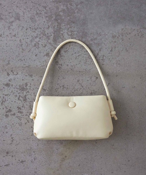 EFOLE(エフォル)の「Padded oneshoulder bag / パデット ワンショルダー バッグ(ショルダーバッグ・レディース・クリーム/ブラック/ベージュ・FREE)」の3枚目の写真