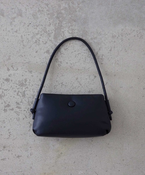 EFOLE(エフォル)の「Padded oneshoulder bag / パデット ワンショルダー バッグ(ショルダーバッグ・レディース・クリーム/ブラック/ベージュ・FREE)」の2枚目の写真