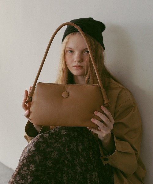 EFOLE(エフォル)の「Padded oneshoulder bag / パデット ワンショルダー バッグ(ショルダーバッグ・レディース・クリーム/ブラック/ベージュ・FREE)」の4枚目の写真