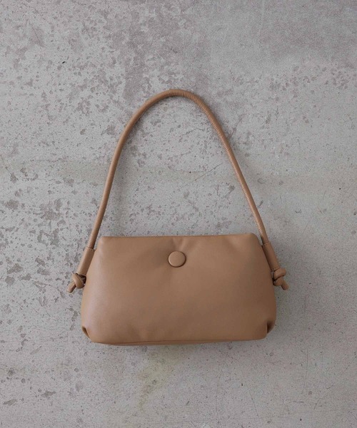 EFOLE(エフォル)の「Padded oneshoulder bag / パデット ワンショルダー バッグ(ショルダーバッグ・レディース・クリーム/ブラック/ベージュ・FREE)」の6枚目の写真