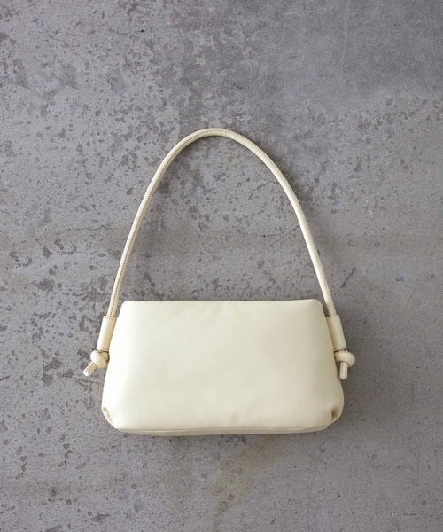 EFOLE(エフォル)の「Padded oneshoulder bag / パデット ワンショルダー バッグ(ショルダーバッグ・レディース・クリーム/ブラック/ベージュ・FREE)」の7枚目の写真