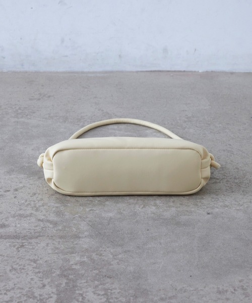 EFOLE(エフォル)の「Padded oneshoulder bag / パデット ワンショルダー バッグ(ショルダーバッグ・レディース・クリーム/ブラック/ベージュ・FREE)」の9枚目の写真