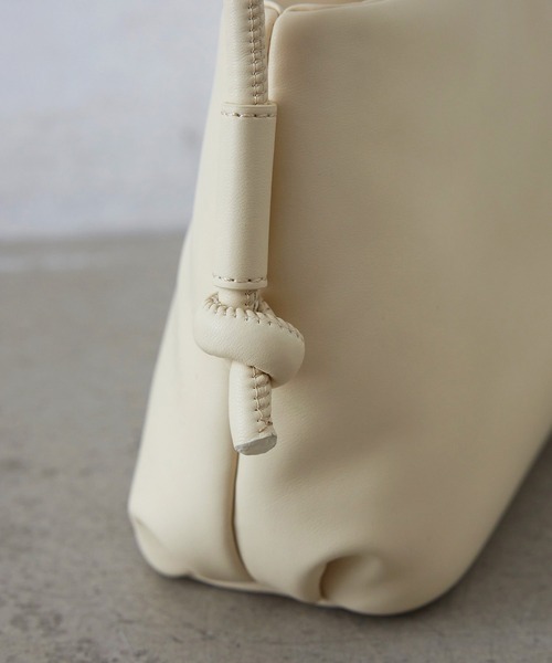 EFOLE(エフォル)の「Padded oneshoulder bag / パデット ワンショルダー バッグ(ショルダーバッグ・レディース・クリーム/ブラック/ベージュ・FREE)」の10枚目の写真