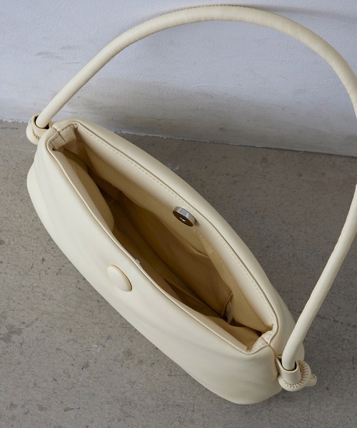 EFOLE(エフォル)の「Padded oneshoulder bag / パデット ワンショルダー バッグ(ショルダーバッグ・レディース・クリーム/ブラック/ベージュ・FREE)」の11枚目の写真