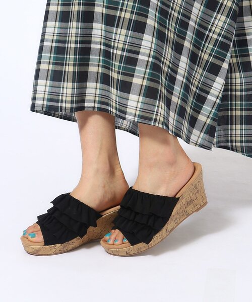 SHOO・LA・RUE（シューラルー）の「◆履き心地ふかふか フリルウェッジソールサンダル（サンダル・レディース・ブラウン系その他/ブラック/イエロー・45/35）」の4枚目の写真