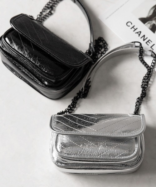 me+em select(ミームセレクト)の「※※【 2color 】メタリックフェイクレザーフラップミニショルダーバッグ / Metallic fake leather flap mini shoulder bag(ショルダーバッグ・レディース・シルバー/ブラック・FREE)」の2枚目の写真