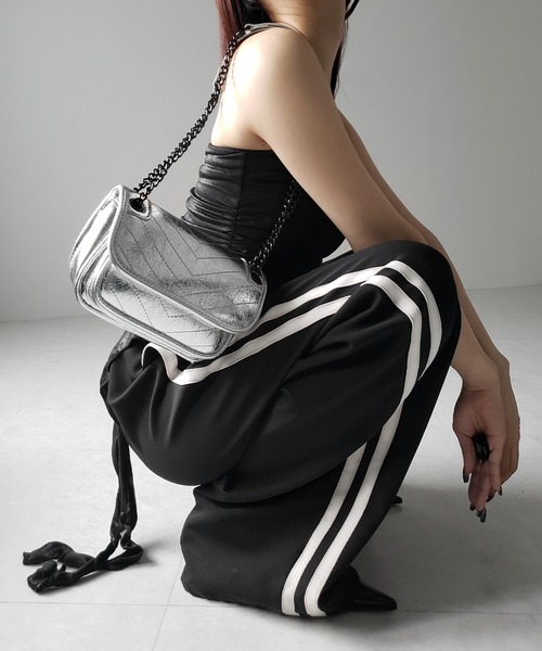 me+em select(ミームセレクト)の「※※【 2color 】メタリックフェイクレザーフラップミニショルダーバッグ / Metallic fake leather flap mini shoulder bag(ショルダーバッグ・レディース・シルバー/ブラック・FREE)」の14枚目の写真