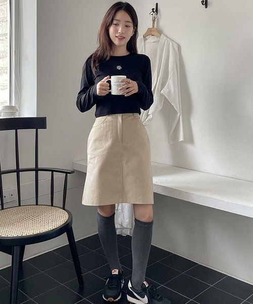 muahmuah(ムーアムーア)の「A'GEM/9 × .kom 『muah muah/ムーアムーア』 SIGNATURE CROP HALF T-SHIRT/シグニチャークロップハーフロングシャツ(Tシャツ/カットソー・レディース・ホワイト/ブラック・FREE)」の9枚目の写真