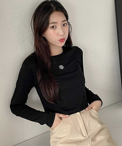 muahmuah(ムーアムーア)の「A'GEM/9 × .kom 『muah muah/ムーアムーア』 SIGNATURE CROP HALF T-SHIRT/シグニチャークロップハーフロングシャツ(Tシャツ/カットソー・レディース・ホワイト/ブラック・FREE)」の7枚目の写真