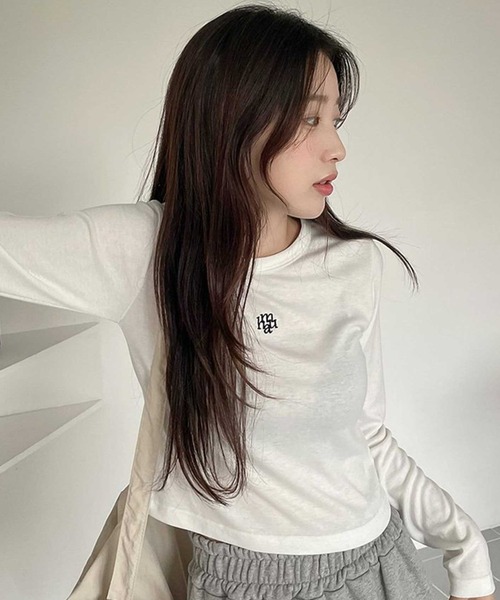 muahmuah(ムーアムーア)の「A'GEM/9 × .kom 『muah muah/ムーアムーア』 SIGNATURE CROP HALF T-SHIRT/シグニチャークロップハーフロングシャツ(Tシャツ/カットソー・レディース・ホワイト/ブラック・FREE)」の4枚目の写真