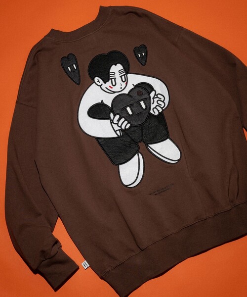 FREAK'S STORE(フリークスストア)の「Kurt Wu/カート ウー 別注 two side warm heart 刺繍CREW SWEAT/刺繍デザイン クルーネックスウェット(スウェット・メンズ・ホワイト/ブラック/グレー/ブラウン・X-LARGE/LARGE/MEDIUM)」の4枚目の写真