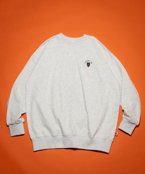 FREAK'S STORE(フリークスストア)の「Kurt Wu/カート ウー 別注 two side warm heart 刺繍CREW SWEAT/刺繍デザイン クルーネックスウェット(スウェット・メンズ・ホワイト/ブラック/グレー/ブラウン・X-LARGE/LARGE/MEDIUM)」の5枚目の写真