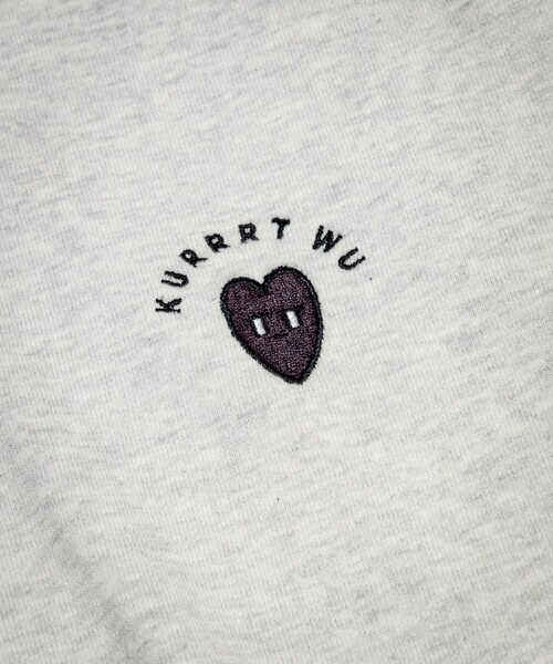 FREAK'S STORE(フリークスストア)の「Kurt Wu/カート ウー 別注 two side warm heart 刺繍CREW SWEAT/刺繍デザイン クルーネックスウェット(スウェット・メンズ・ホワイト/ブラック/グレー/ブラウン・X-LARGE/LARGE/MEDIUM)」の6枚目の写真