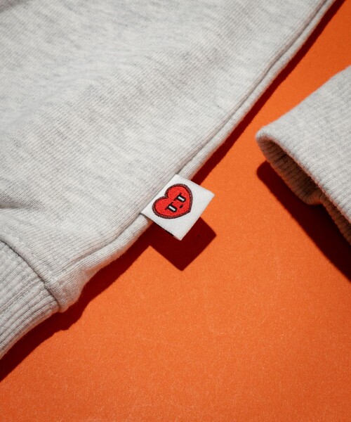FREAK'S STORE(フリークスストア)の「Kurt Wu/カート ウー 別注 two side warm heart 刺繍CREW SWEAT/刺繍デザイン クルーネックスウェット(スウェット・メンズ・ホワイト/ブラック/グレー/ブラウン・X-LARGE/LARGE/MEDIUM)」の7枚目の写真